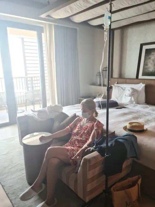 Kirsten bekommt eine Infusion wegen einer Augenentzündung - Der VIP-Arzt kommt direkt ins Hotelzimmer in Dubai