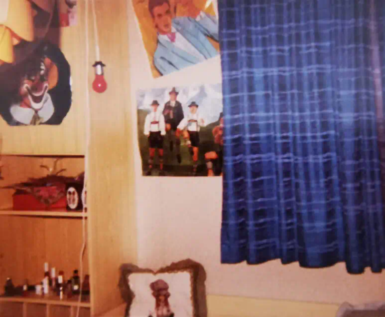 Sarah-Kay-Kissen und Spider Murphy Gang im typischen Kieferzimmer der 80er Jahre